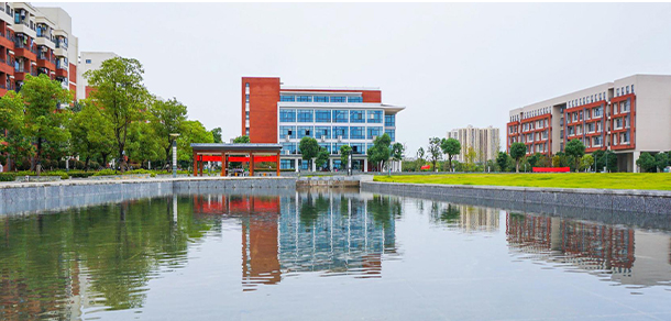 武漢紡織大學外經(jīng)貿(mào)學院 - 最美大學